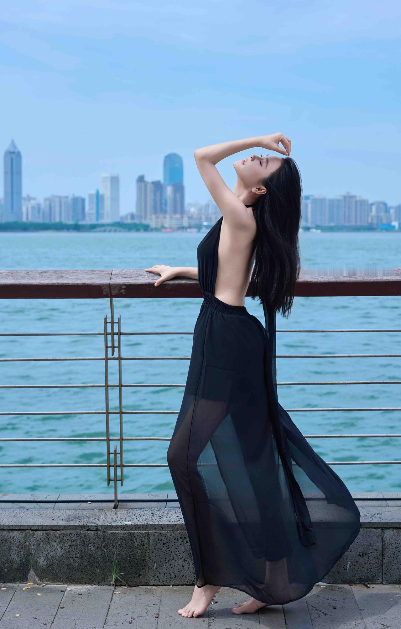 环球小姐冠军. 吴丹.港风露背礼服