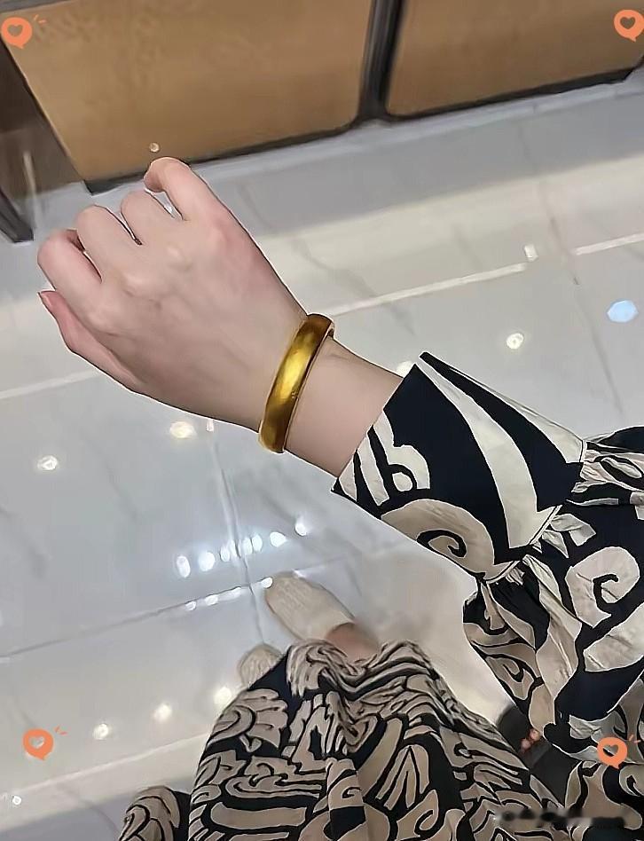 看今天金价跌这么狠，
赶紧趁机会买了只金镯子，
6月6日，一只42克金镯子才花了