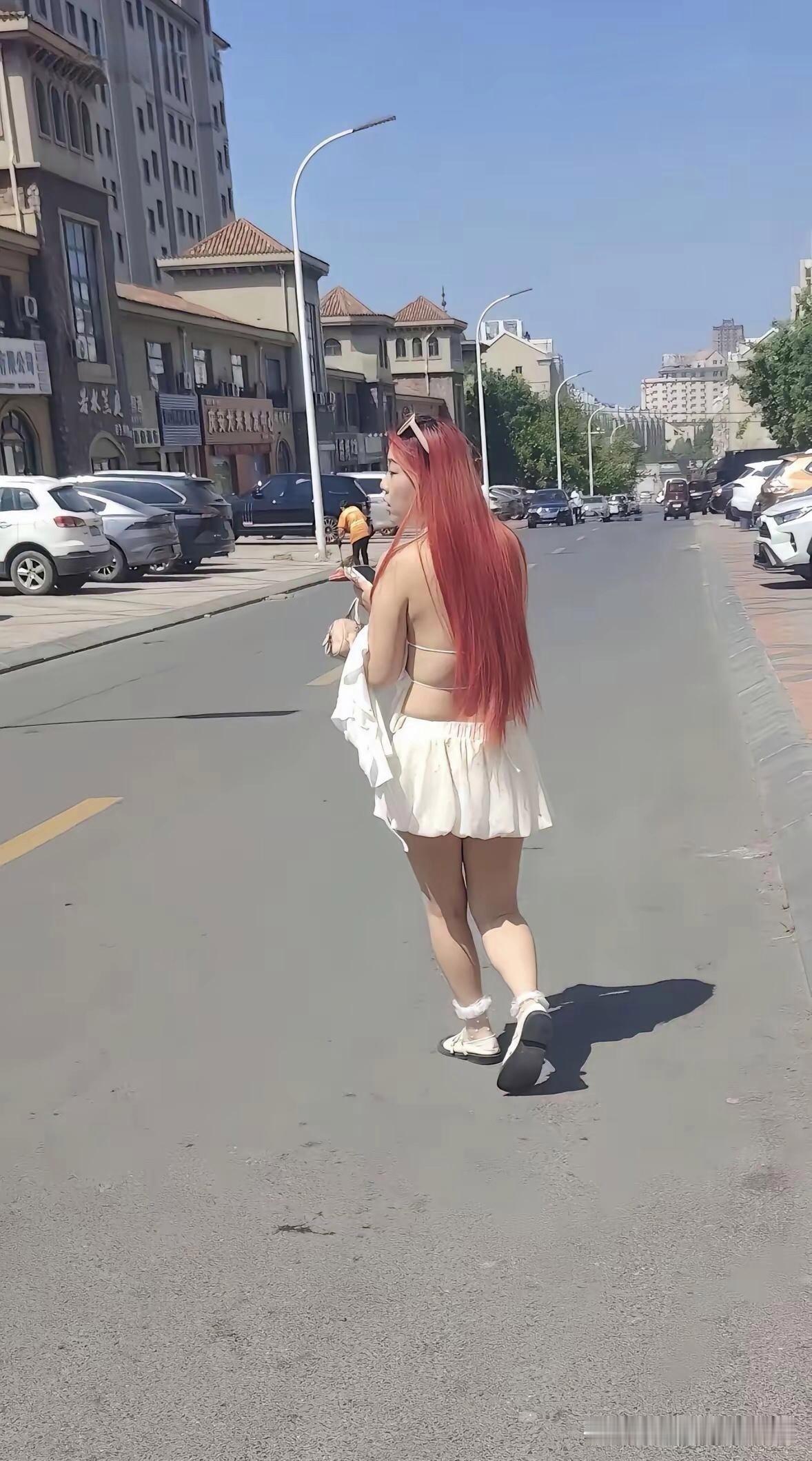 看了一遍又一遍，今天有这么热吗？你说她热吧？她散着头发。你说不热吧？她还不穿衣服
