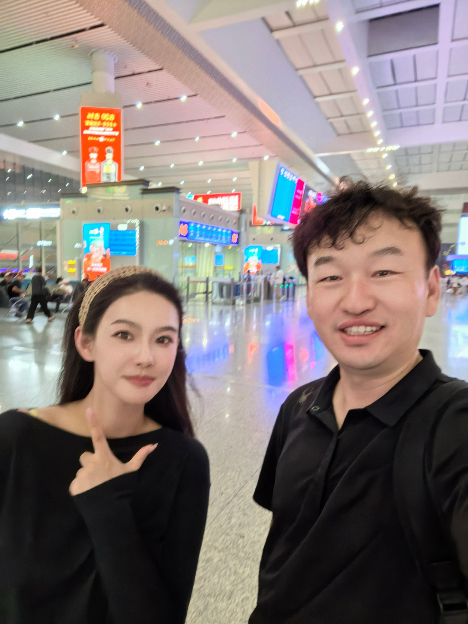 合肥绝对是新能源之都啊！当然现在也是芯片之都。到合肥南时，偶遇乐道 CEO 沈斐