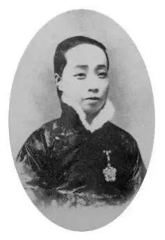 1904年,“绣圣”沈寿婚后11年终于怀孕了，但丈夫余觉为讨好慈禧，逼沈寿完成十