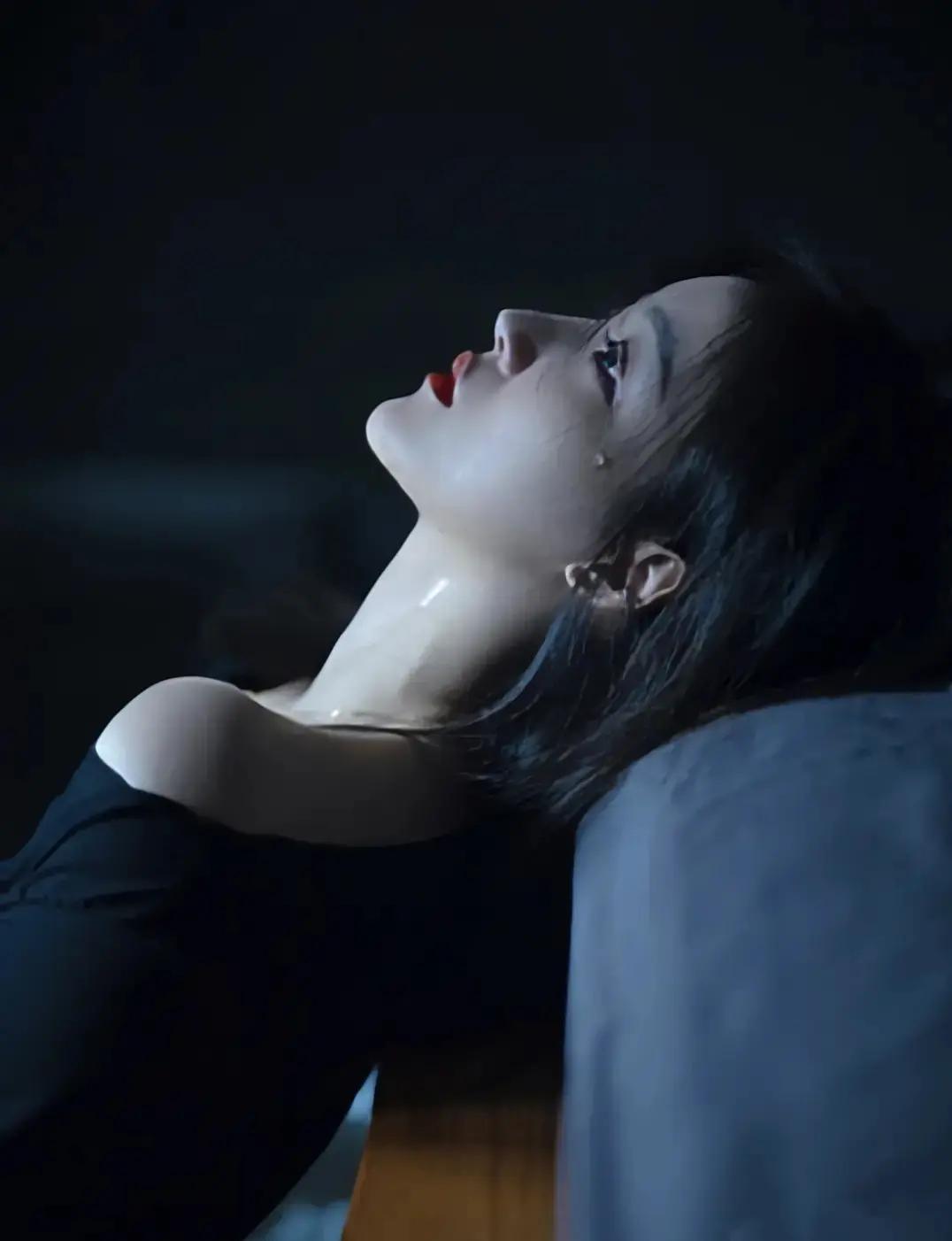 男人说“够”，女人说“失望透顶”：爱情为什么总是结局不同？

一对情侣在咖啡馆里