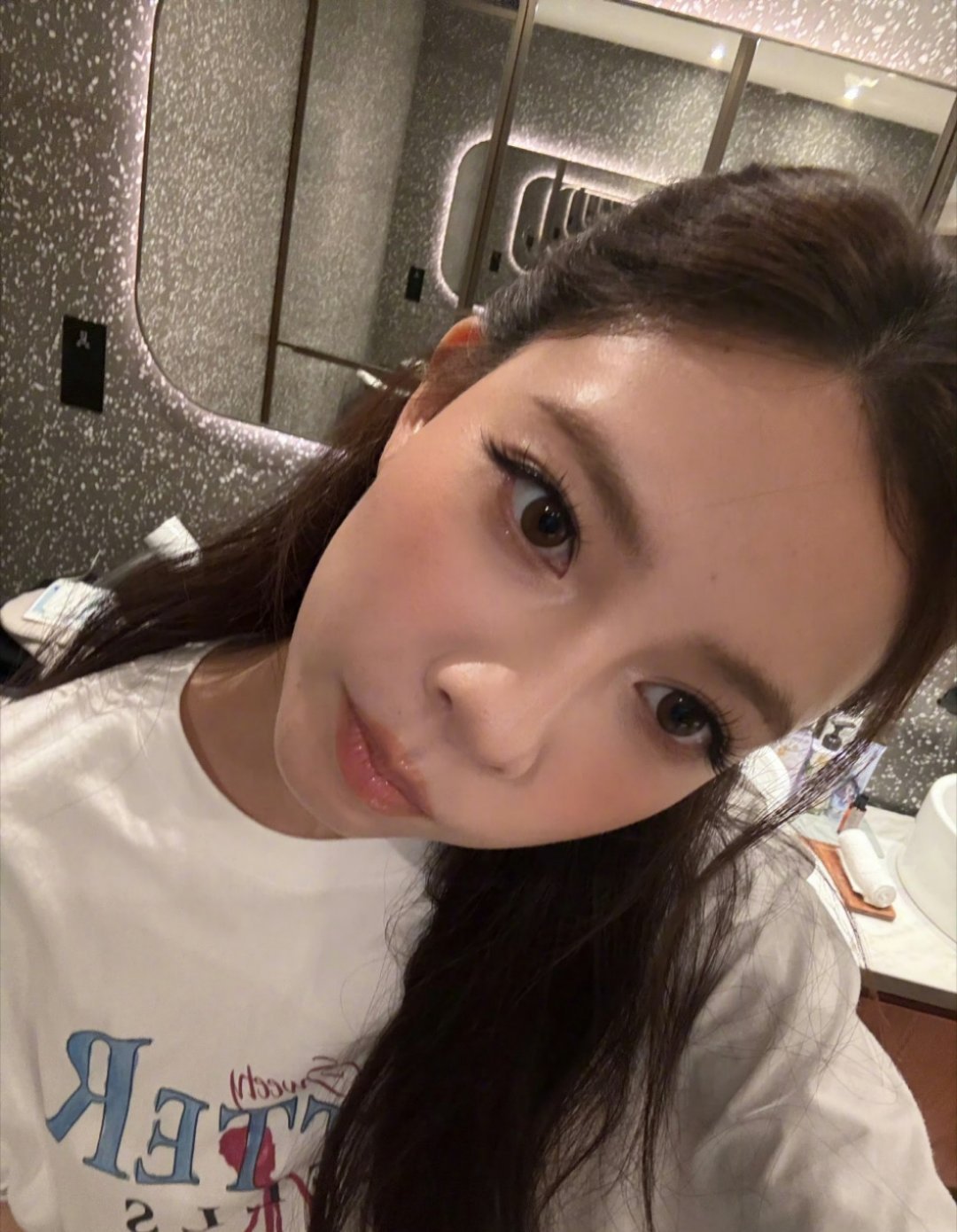 宋妍霏又是这个角度哈哈哈哈！怼脸拍都这么好看，东北方向45度角自拍女王！！！ ​