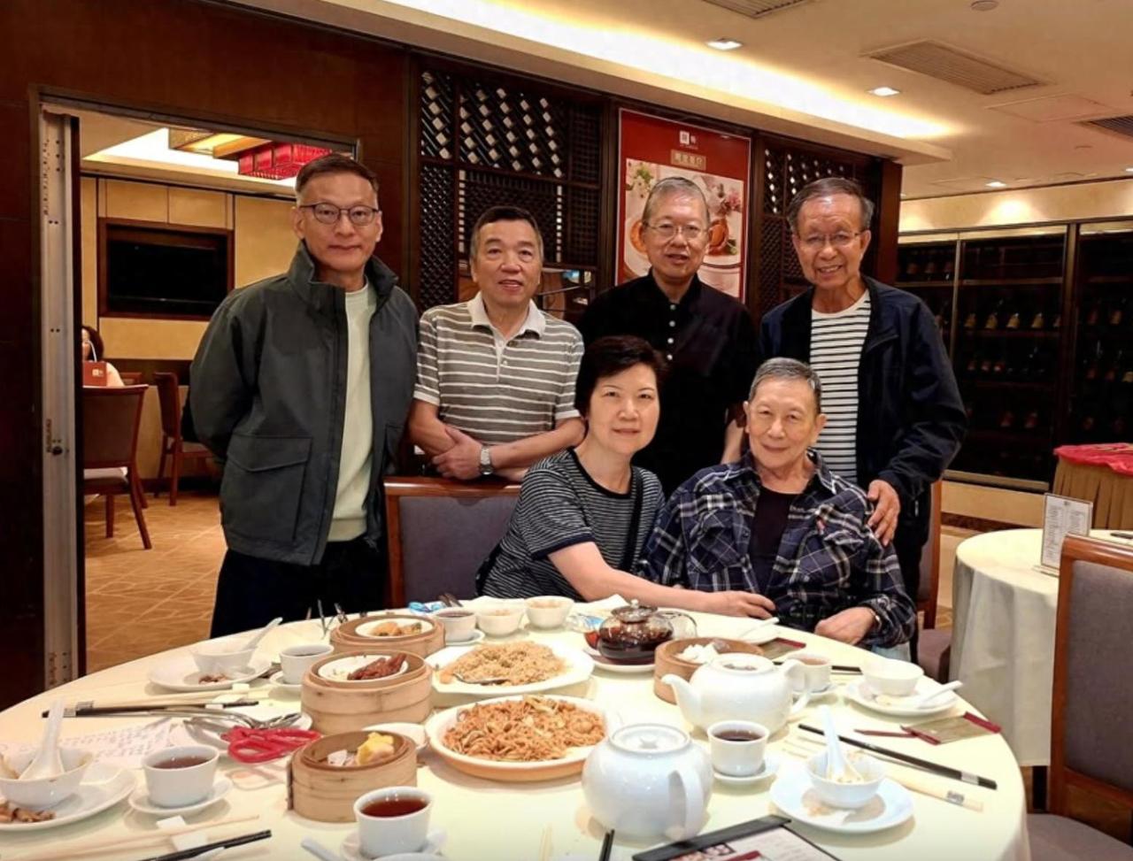 76 岁的老牌 TVB 艺人罗浩楷，在家人的陪同下短暂外出露面。

常年受身体病