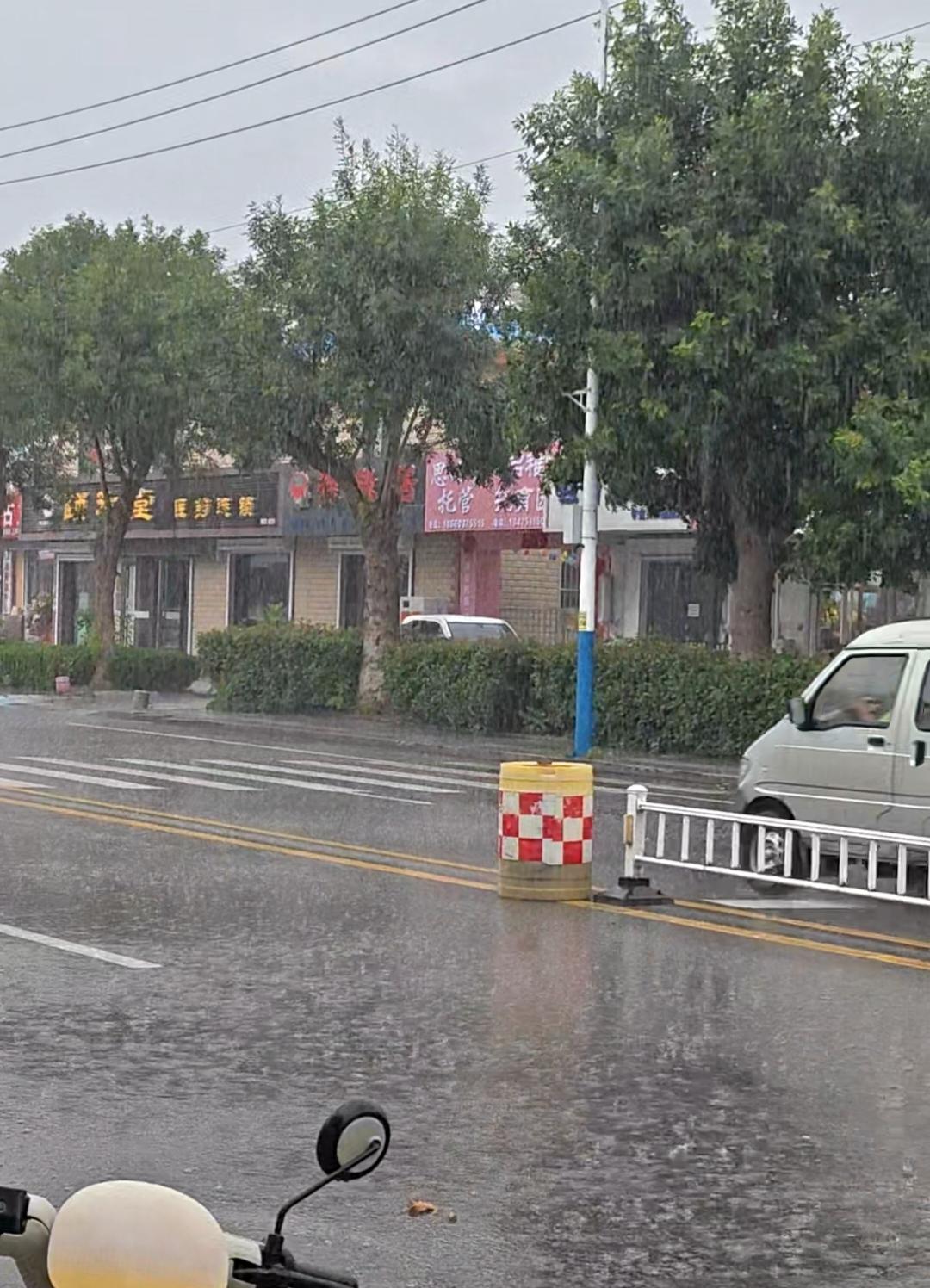真没想到7月9日威海又降下大雨，而且有一个雷声特别大，我在出楼道口时听到那么大的