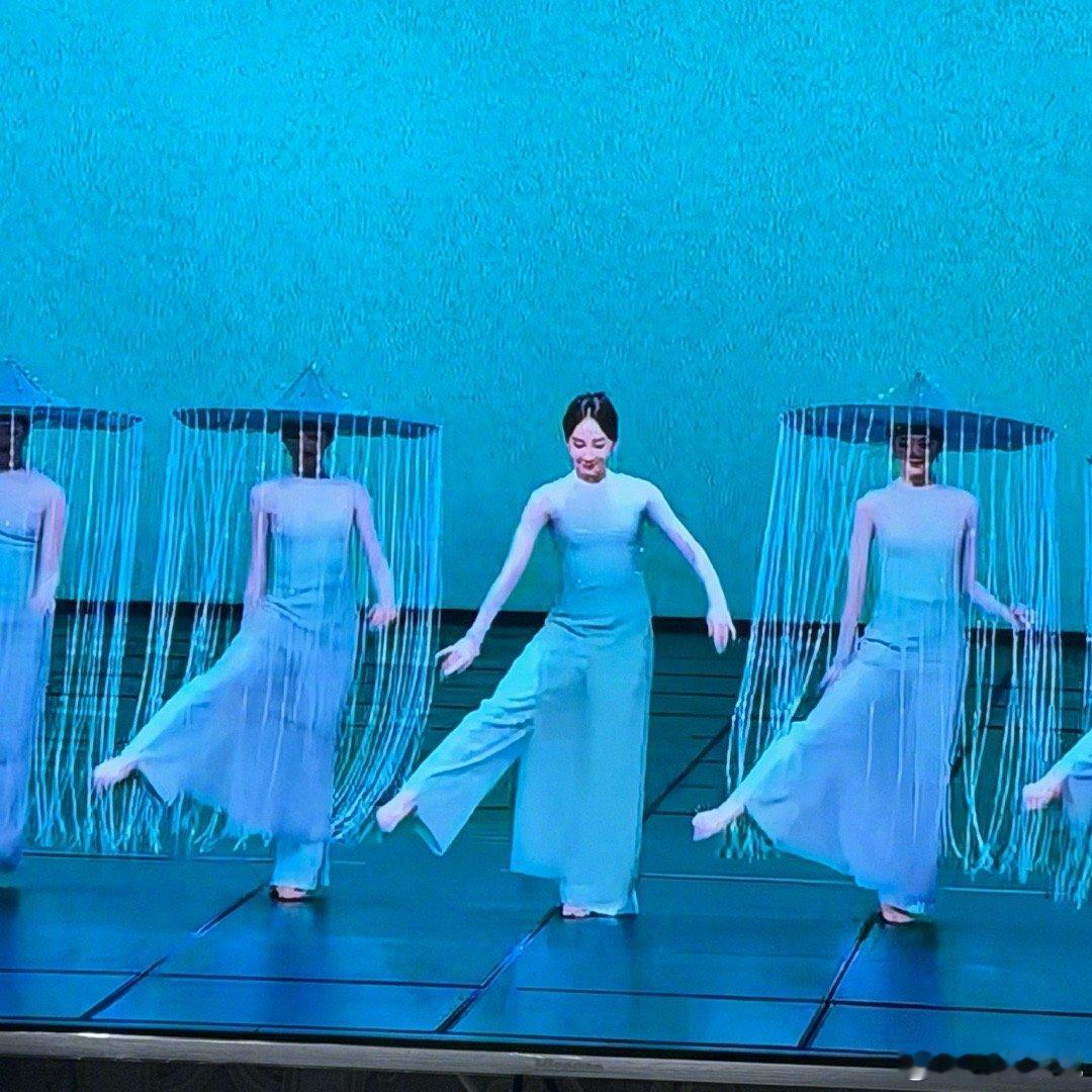 张艺凡帽子押题春晚 张艺凡这波操作太绝了！帽子造型和春晚伞舞完美契合，仿佛提前看