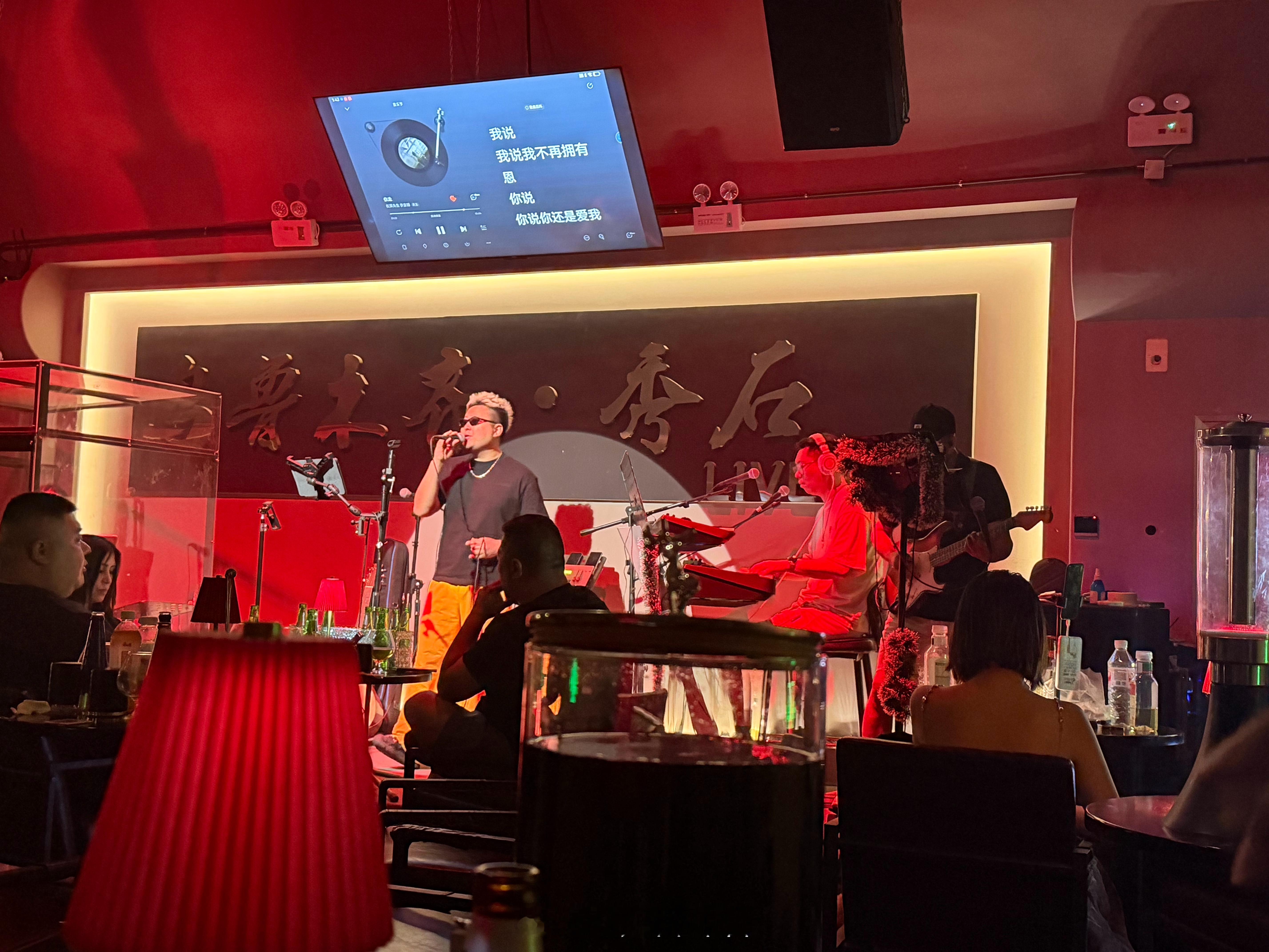 感觉100年没来过酒吧了， 乌鲁木齐