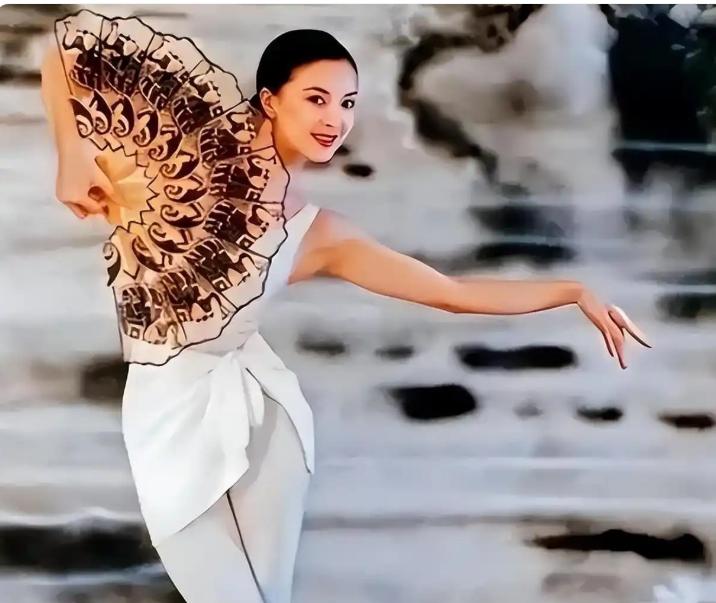 医生判最多活一周，59岁的周洁砸了27万美元包机回国，硬是撑过关岛停飞两天。落地