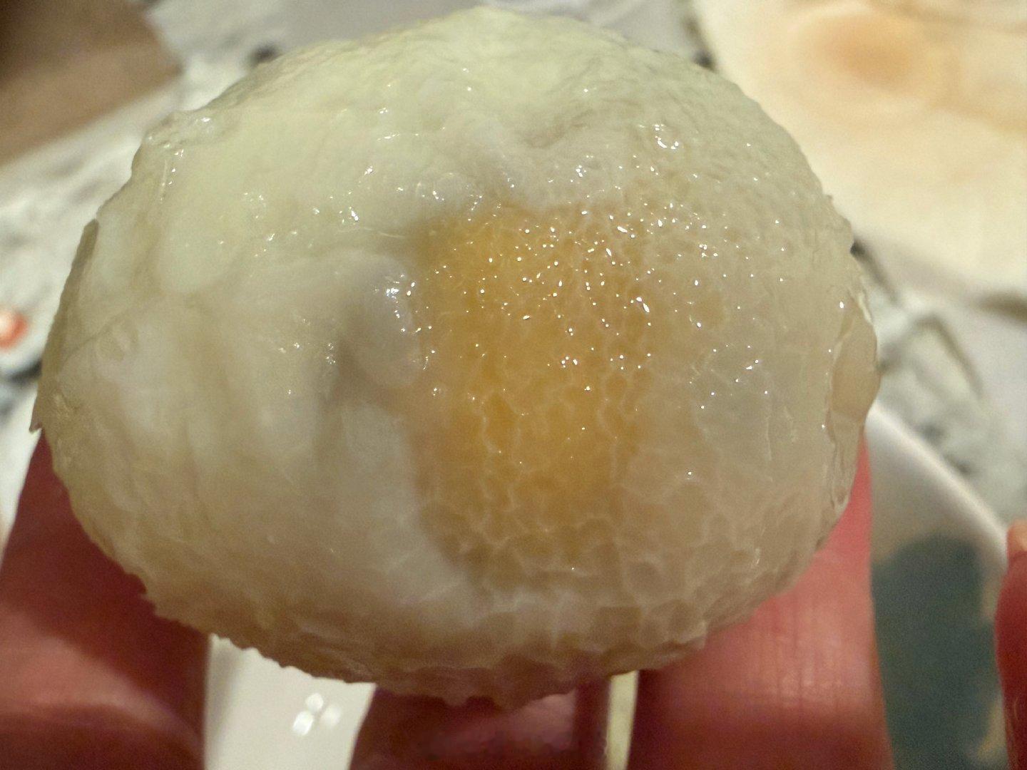 几天前，我煮了三个鸡蛋，原本准备吃，后来不知怎么就忘记了。鸡蛋放在碗里，连碗一起