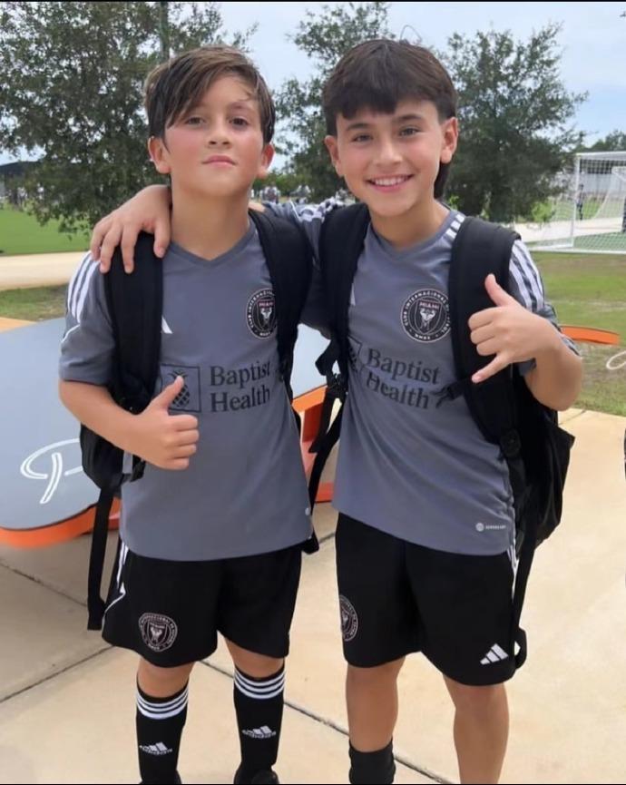 蒂亚戈的颜值遭到挑战了！[捂脸]可惜蒂亚戈的父亲是梅西，再牛的队友也不得不臣服，