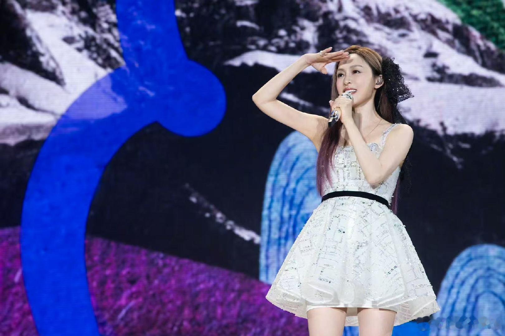 范玮琪康熙跳舞名场面 范玮琪早期舞蹈 范玮琪咋自己玩上了别人跳舞整齐划一，早期范