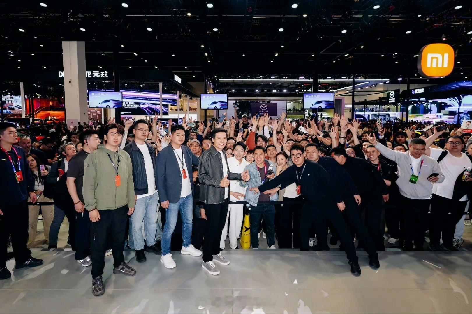 北京车展人气王实锤，小米展台人气直接拉满了，被人海承包了。千亿总裁暖心合影温柔又
