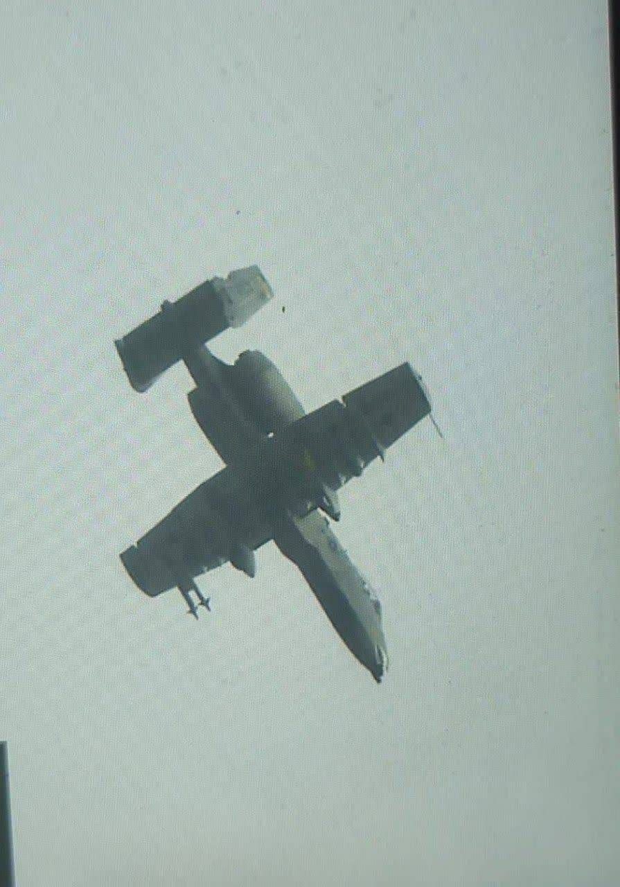 美军支援F-15E跳伞飞行员搜救任务的A-10C攻击机，超低空飞越伊朗科吉卢耶和