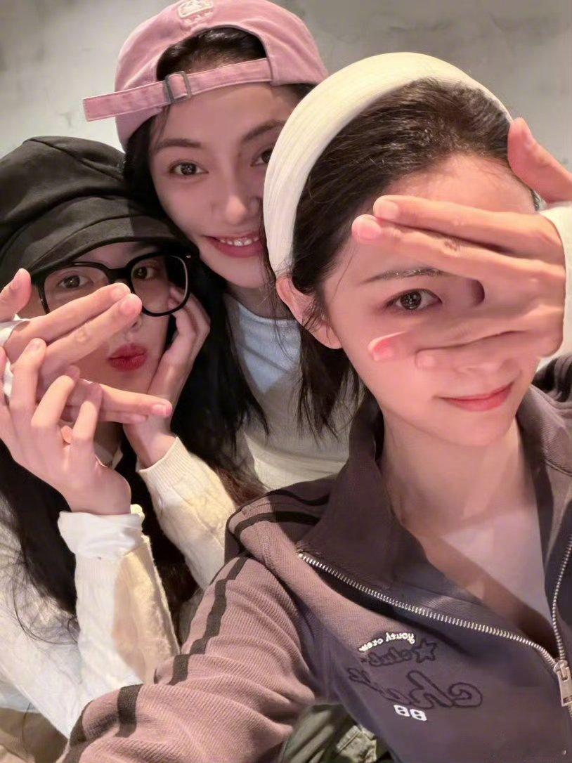 孔雪儿许佳琪谢可寅又聚上了超好的婧妹们又团聚啦梦回THE9好美萌的三位！姐姐妹妹