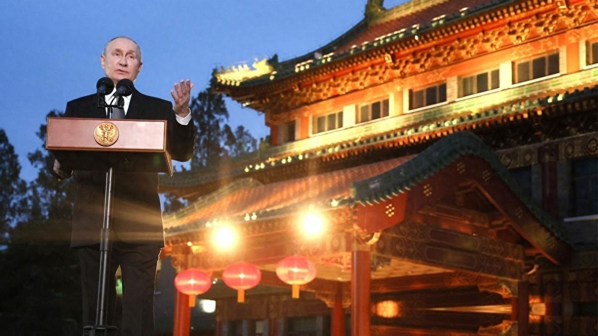 普京这次出访前做了一件事，是他执政20多年来头一回——专门坐在克里姆林宫的办公桌