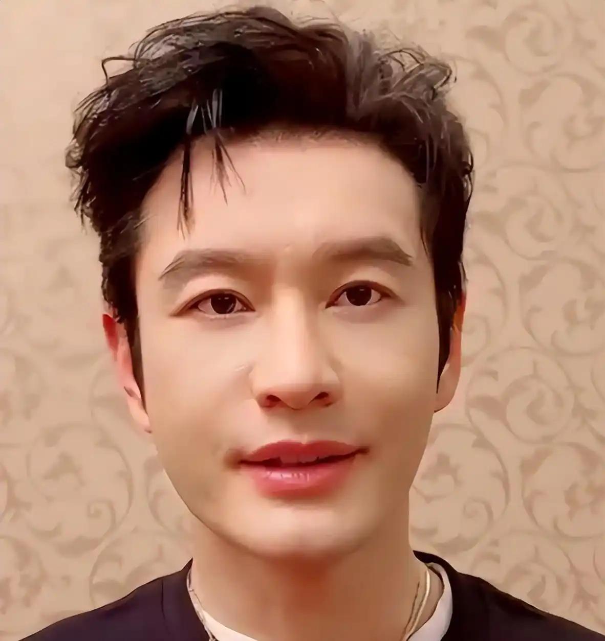 李亚鹏直播时落泪，透露十年前曾向黄晓明借过钱，而黄晓明只回复了四个字，此后多年再