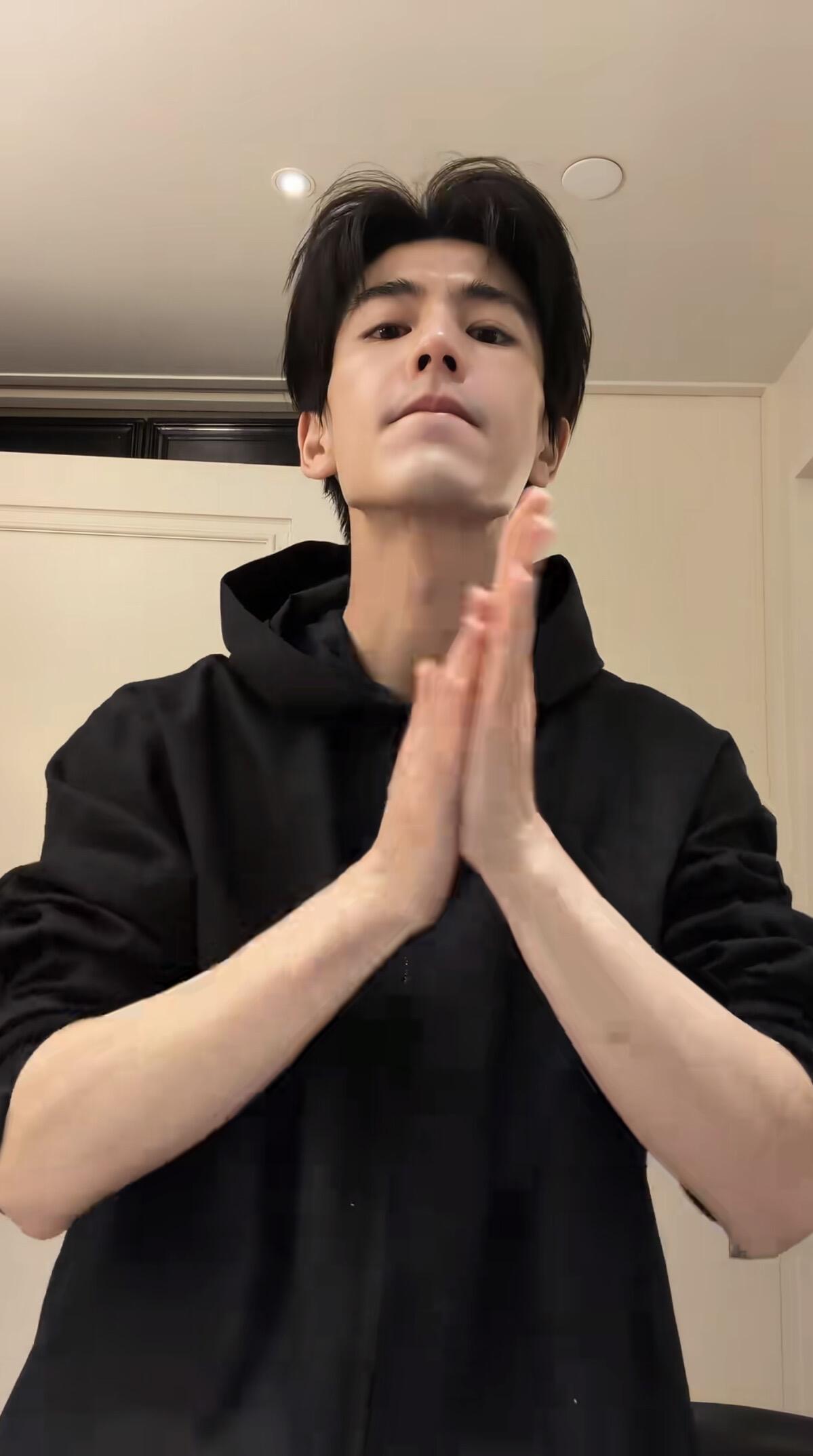 张凌赫/明星壁纸/高清壁纸/壁纸推荐/锁屏推荐愿这个夏天所有的遗憾  都是这个秋