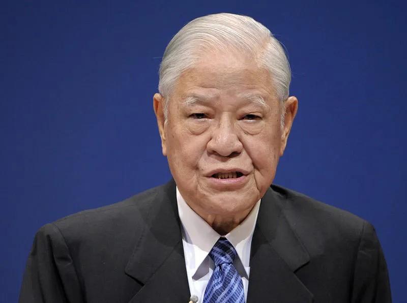 这家伙是台独分子李登辉，他在晚年接受美媒采访时，他自己把日本当做“祖国”了。他还