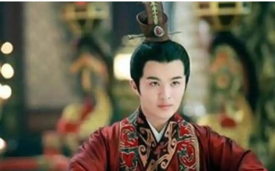 皇帝亲赐铜山让他自己印钱，他富可敌国十余年，最后却饿死街头：两千年前这个预言为何