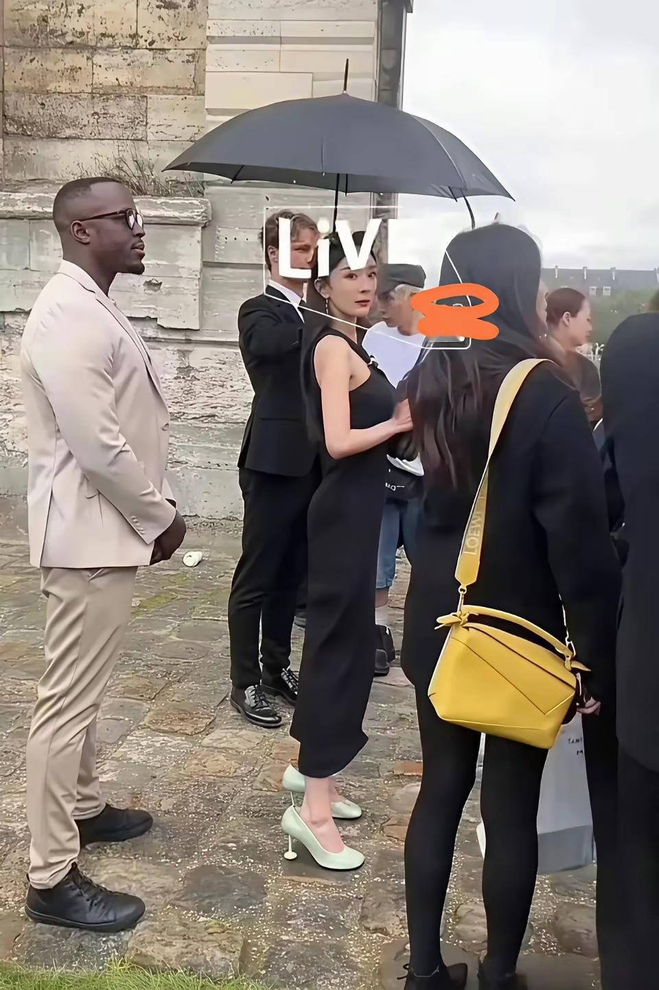 杨幂那么大的咖位，鞋子也会不合脚！ 