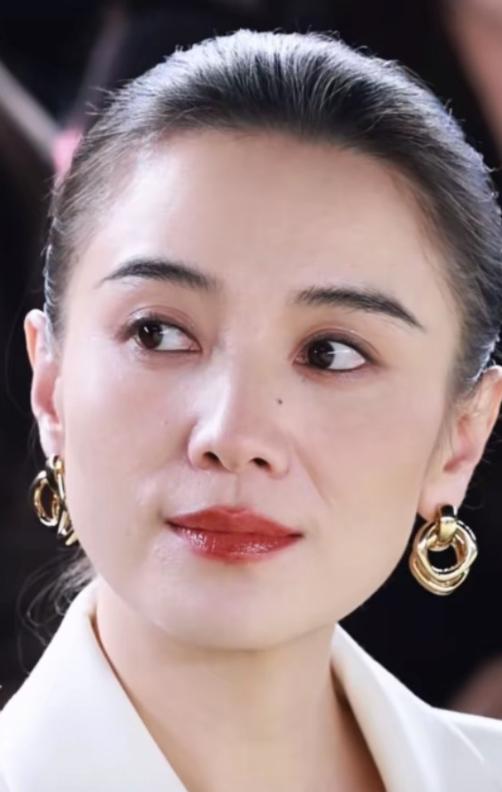 宋佳的丈夫名为王伟，是一位导演，1988年生，比宋佳小7岁。王伟与别人不同的点是
