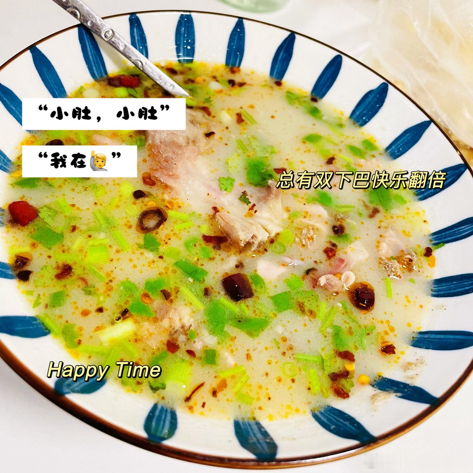 睡醒了我家大哥喊我起来吃饭。给我盛了这么大一碗羊汤。我说：你咋不把锅给我端来。大