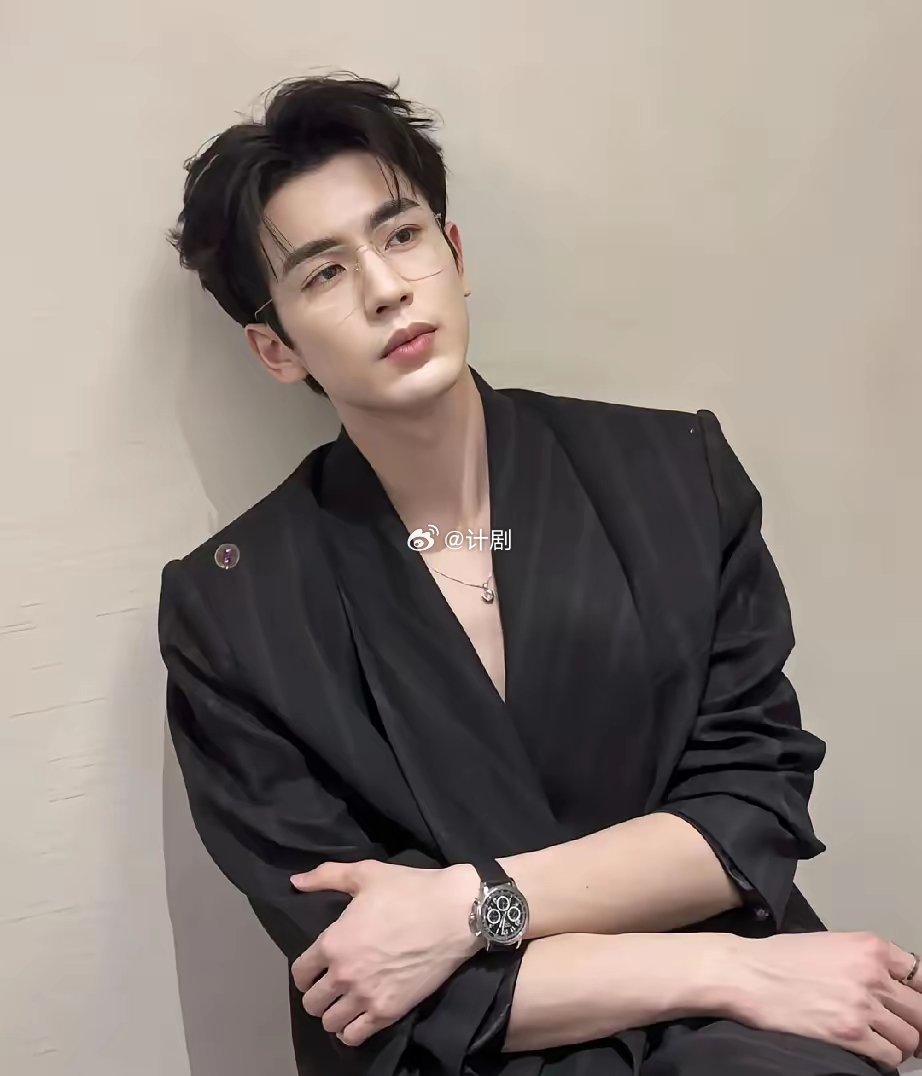 其实张凌赫，最大的本钱，不是颜值高，也不是资源好，而是他谦卑、踏实、把尊重刻在细