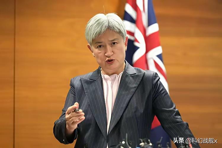 就在刚刚，

澳大利亚外长黄英贤说了句挺硬气的话。她说，澳大利亚、印度、日本和美