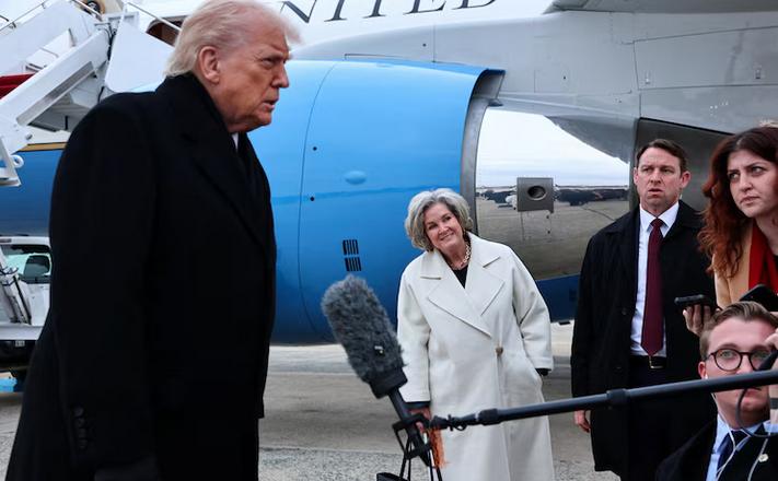 “调皮”的幕僚长，依旧站在总统身后

17日，在马里兰州安德鲁斯联合基地，白宫幕