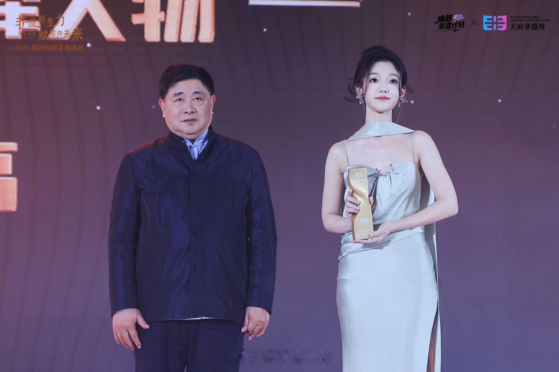 当希林娜依高遇见AI  希林被蜀绣的细腻纹样狠狠震撼，转头就见证AI的神奇力量，