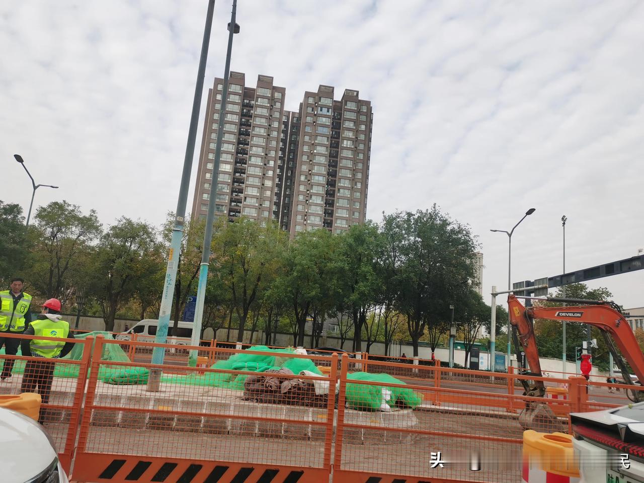 最近西咸新区沣东新城各个区域都在修路，到处缝缝补补，堵的怀疑人生，而且基本都是在