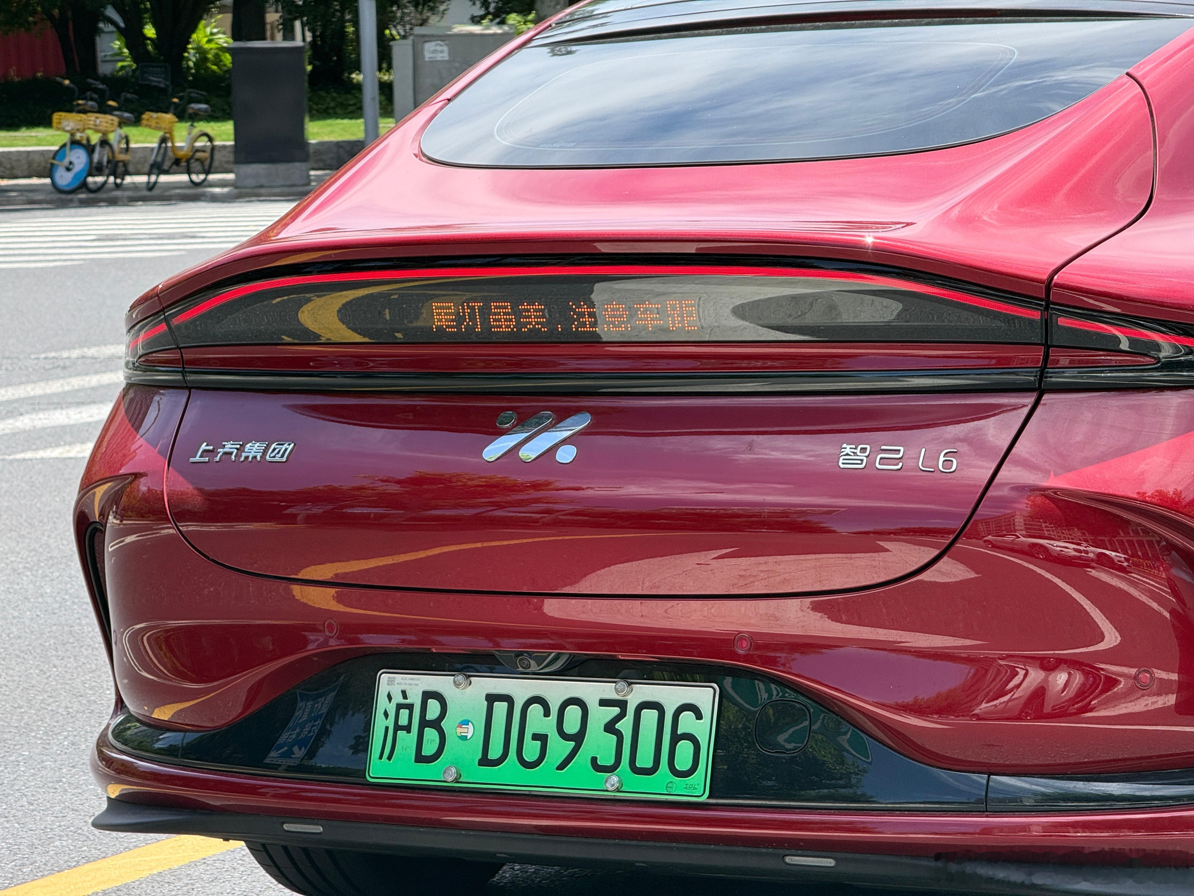 多自信啊！上海最美尾灯 