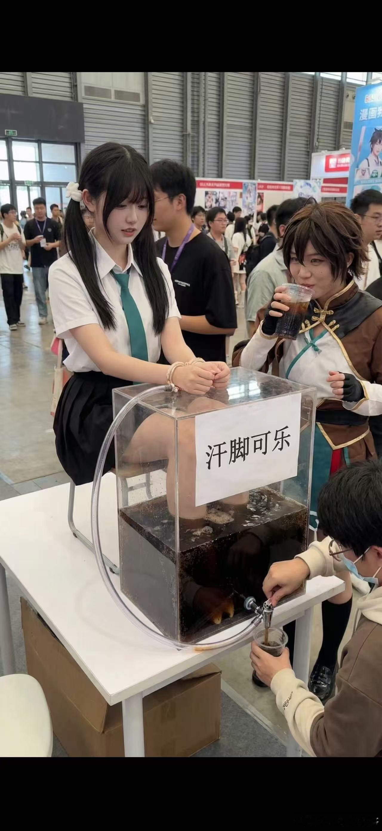 2026广州萤火虫，这种恶趣味真的会越发扩张，吃一点就会有人体寿司了 