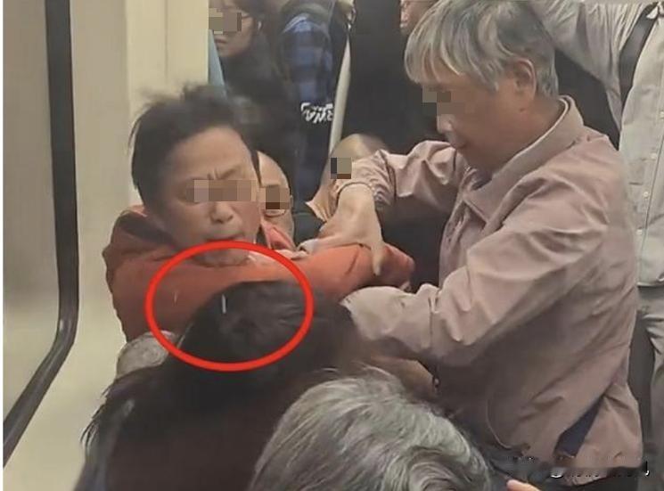 上海地铁撕扯吐痰事件反转！同坐澄清：不是抢座，我侄子被喷一脸。

有人会说，最先