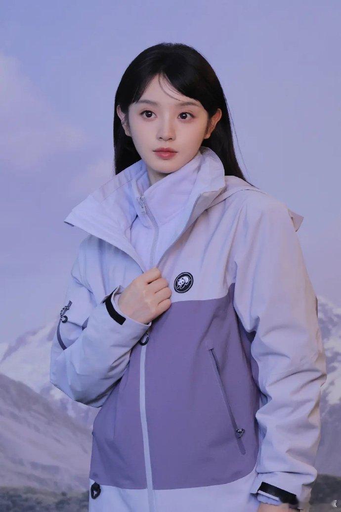 刷到田曦薇新广告图，三毛刘海超搞笑。没了齐刘海，辨识度好像变低了，这造型还挺有新