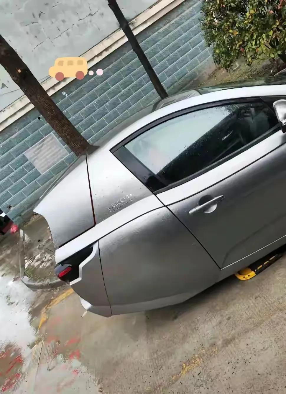 这是什么车子？
猛一看还以为后面被撞缺失了，
仔细一看，就是这个造型。