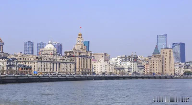 最近相册里的照片就像一个百宝箱，藏着好多惊喜。我有一张照片特别治愈，是在上海外滩