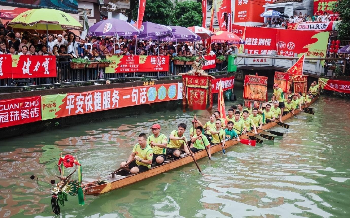三米宽的河道开出了F1的心跳 端午佳节，叠滘龙船漂移赛东胜赛区正式鸣锣开赛，一年