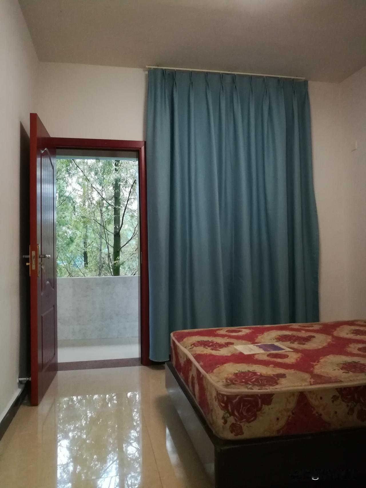 房屋出租

具体位置：乐山市市中区海棠路，乐山师院音乐系后门。
单位住房：二室一