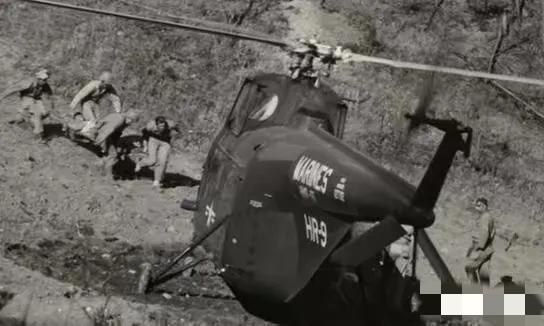 1951年战场上，两个背饭桶的志愿军伙夫，突然看到一架美军直升机降落眼前，他们会