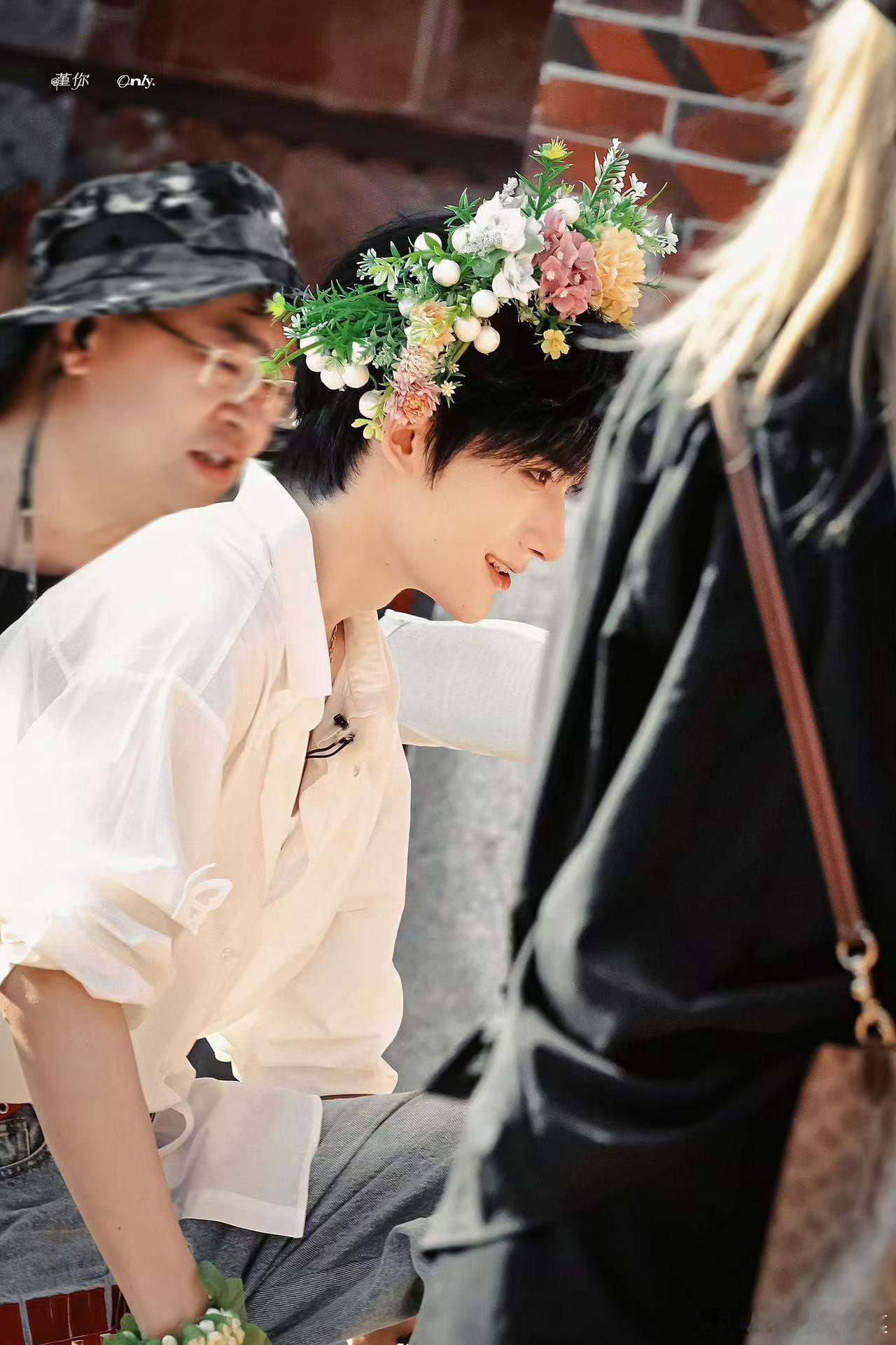 余宇涵一路繁花簪花路透 余宇涵这组簪花路透真的是超帅，白衬衫少年气质清新又迷人，