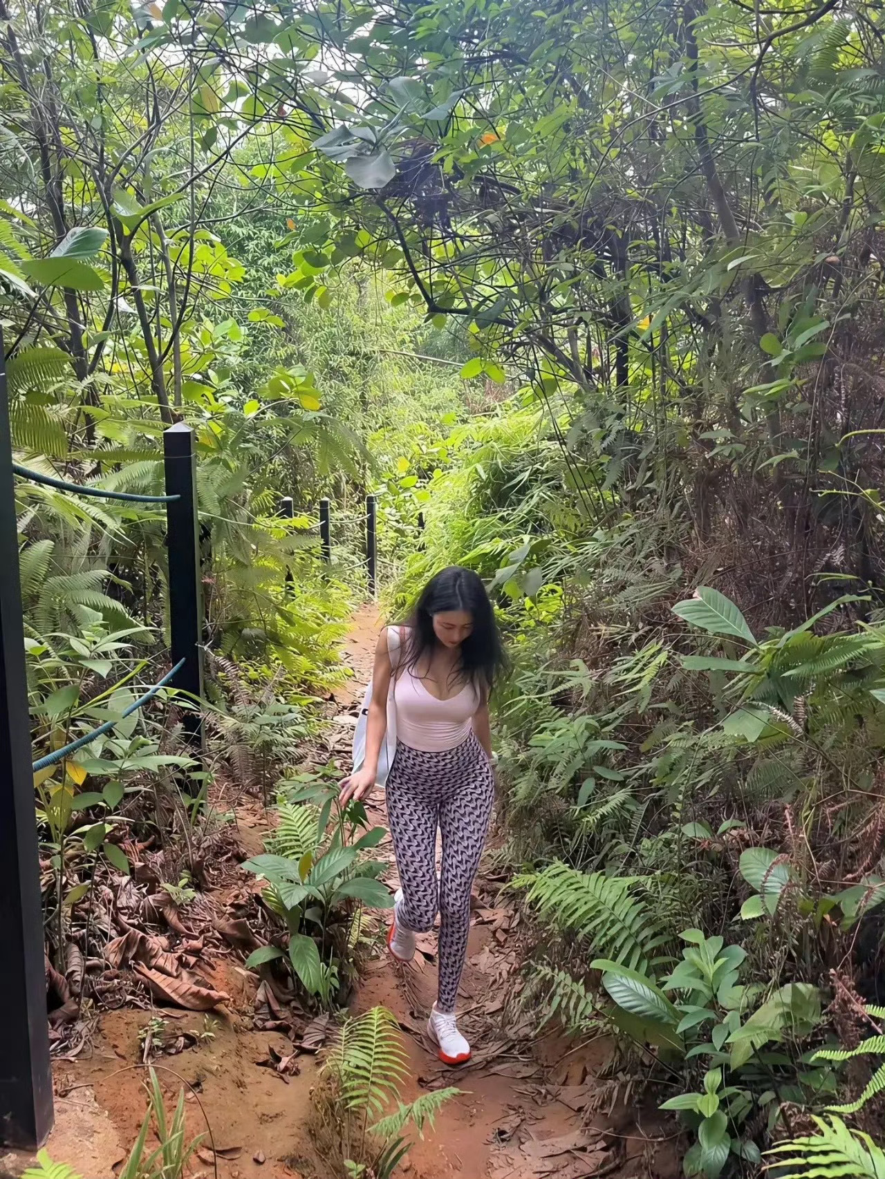 一大早陪表妹来爬山，真的太累了 