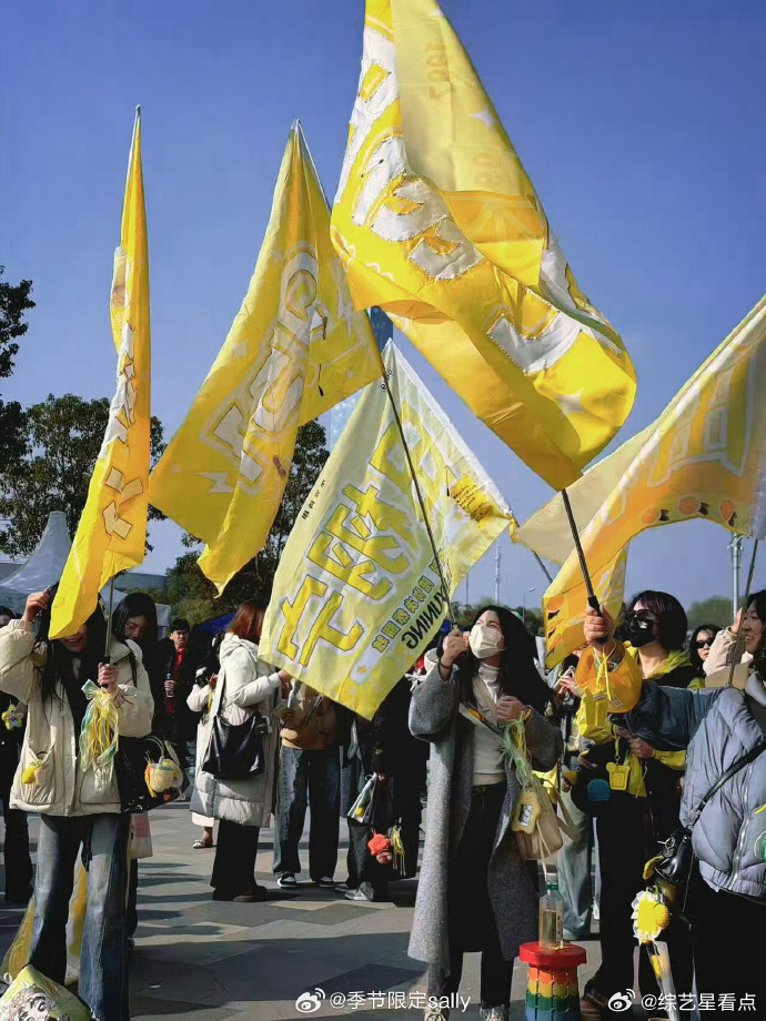 田栩宁F1活动应援现场  田栩宁F1活动应援真的是来了好多人啊，现场完全就是感受