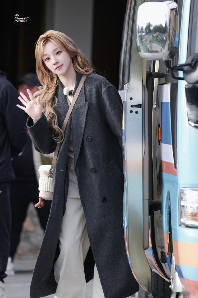 宋雨琦韩剧女主宋雨琦回眸那一瞬间 宋雨琦韩剧女主，谁来懂一下宋雨琦今日份金发+灰