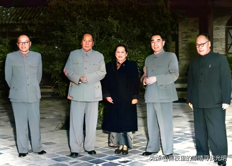 中南海1956：毛主席等五位老一辈革命家合影

1956年9月27日，党的八大胜