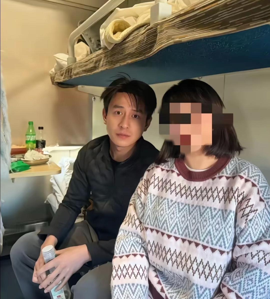 刘萧旭绝对是短剧圈最穷的
大家偶遇别的演员出行不是飞机就是高铁，甚至有的时候即使