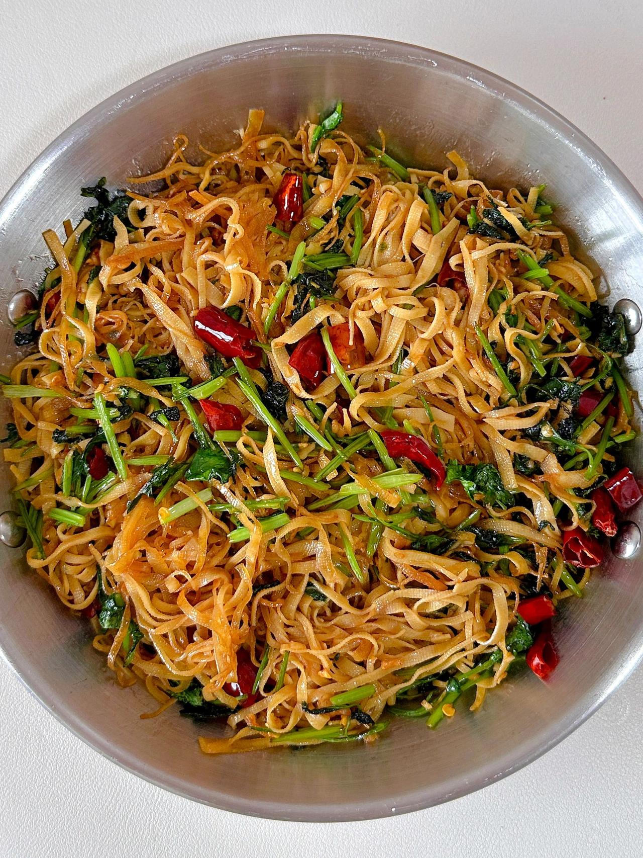 求你们都去做！！真的太太太好吃了！！！
准备食材:干豆腐，香菜，干辣椒段
热锅烧