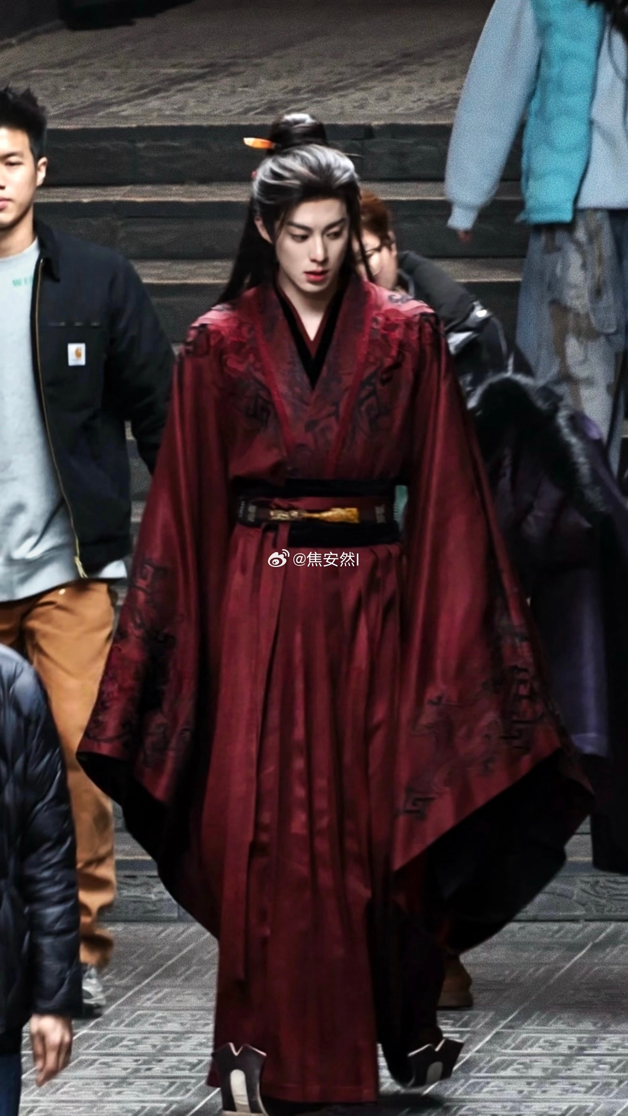 王鹤棣×将门独后捂住脸看衣服好普通，和脸一起看好绝的谢景行 