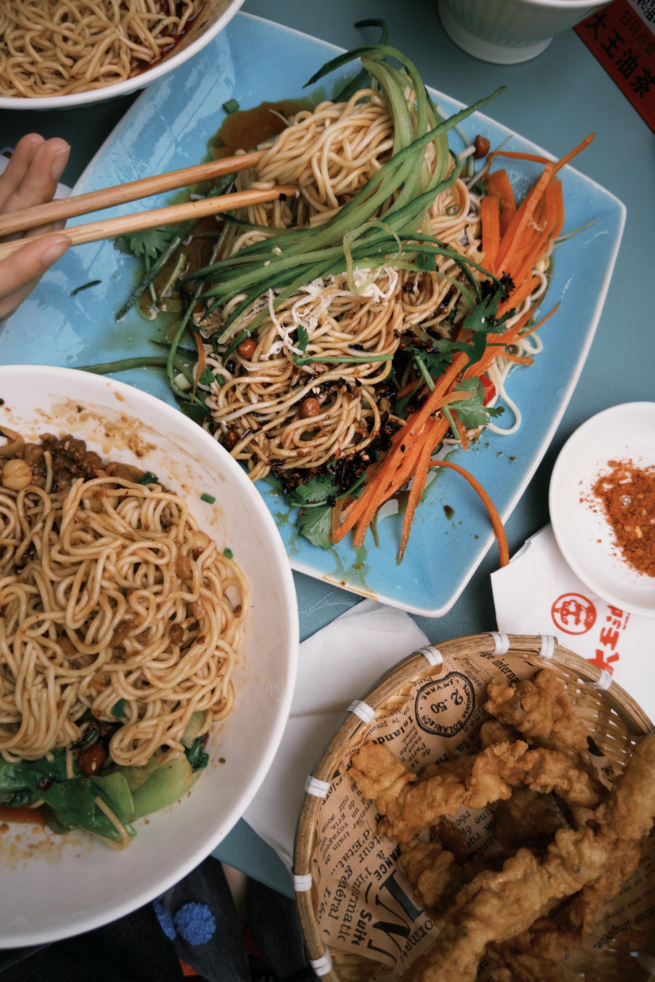 从路边吃到筒子楼，从上午喝到天黑。📍重庆 ，又来啦。 ​​​