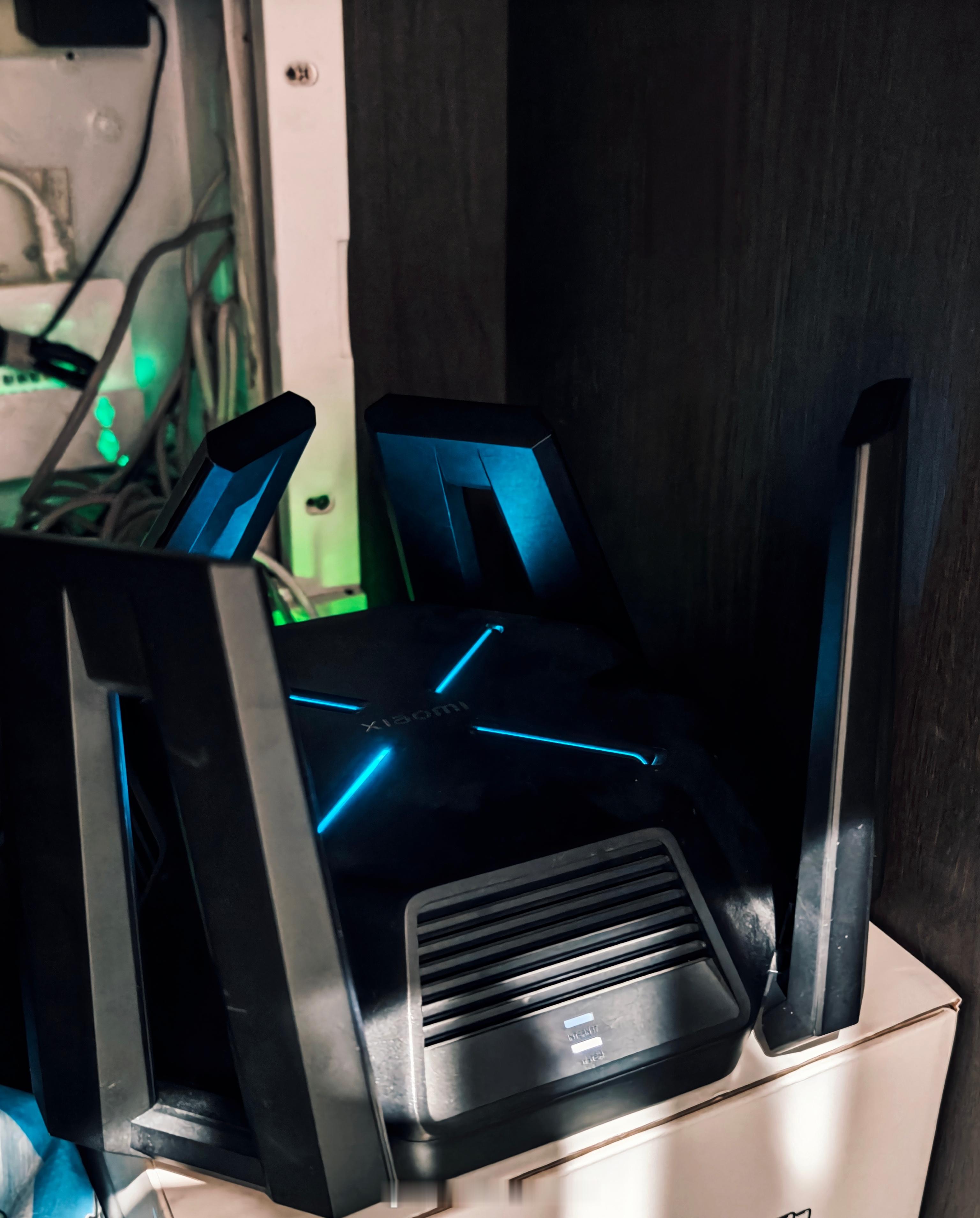 路由器换回米万兆了，这套模具好像是目前你米路由器里面散热最好的，相对来说稳定一些